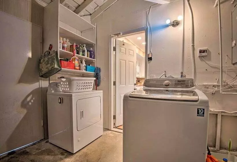 Arcadia Home W/ Sunroom & Deck In Central Location