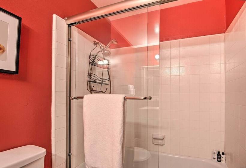 Arcadia Home W/ Sunroom & Deck In Central Location