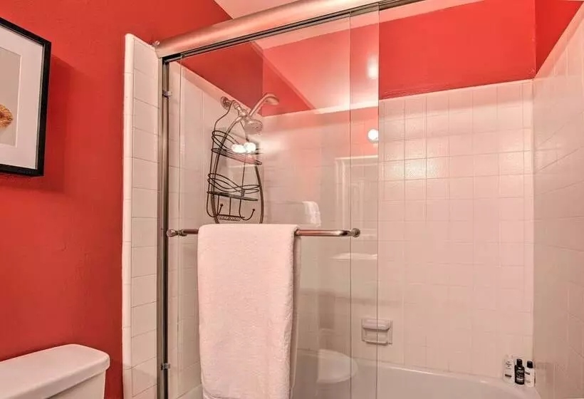 Arcadia Home W/ Sunroom & Deck In Central Location