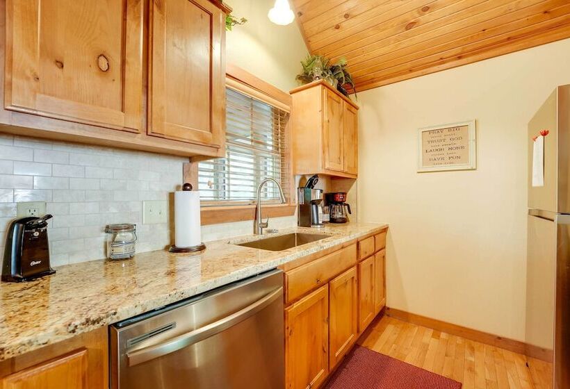 Screened Deck: Cozy Branson West Cabin!