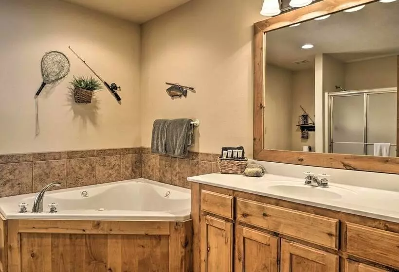 Screened Deck: Cozy Branson West Cabin!