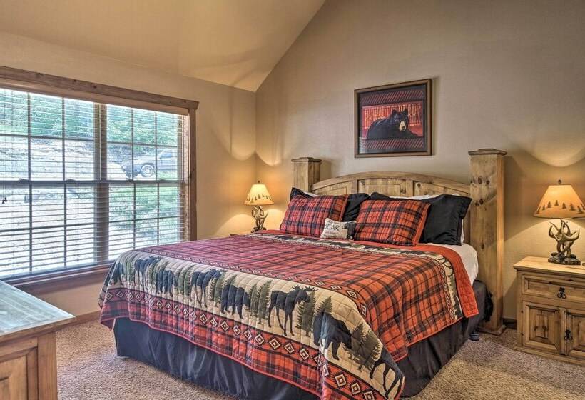 Screened Deck: Cozy Branson West Cabin!