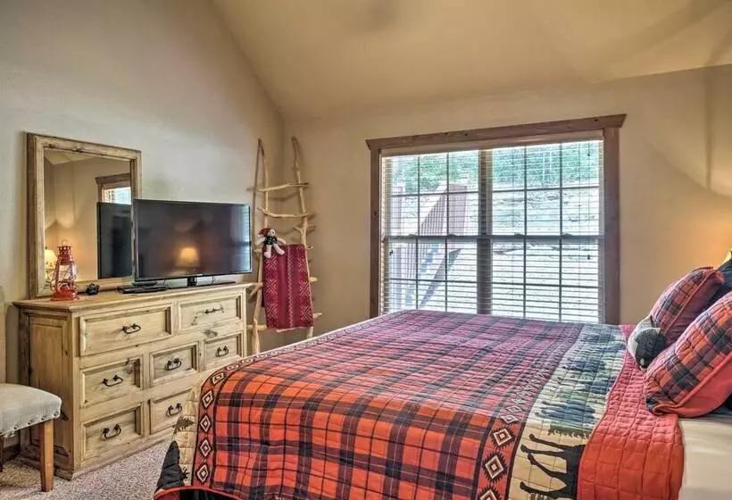 Screened Deck: Cozy Branson West Cabin!