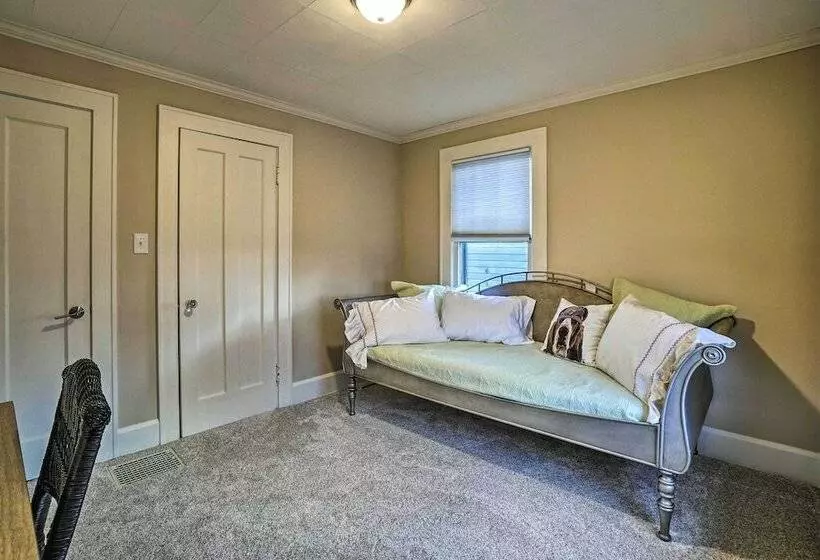 Charming & Family Friendly Zanesville Home!