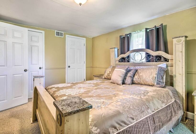 Charming Farm Cottage W/ Fire Pit + Grill!