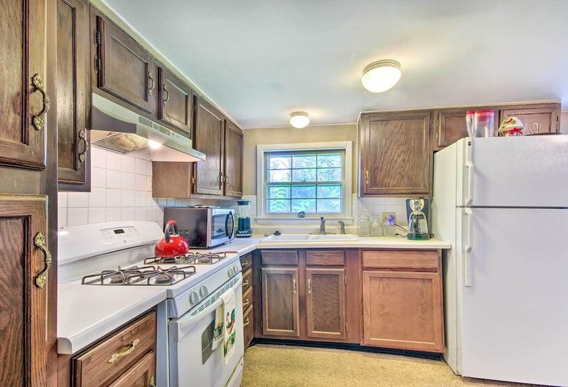 Charming Farm Cottage W/ Fire Pit + Grill!