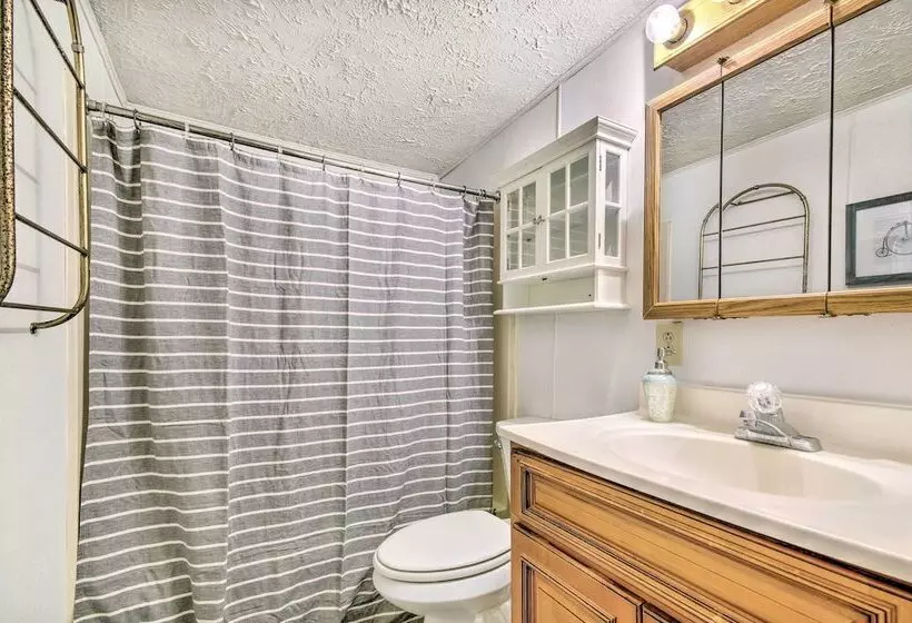 Charming Farm Cottage W/ Fire Pit + Grill!