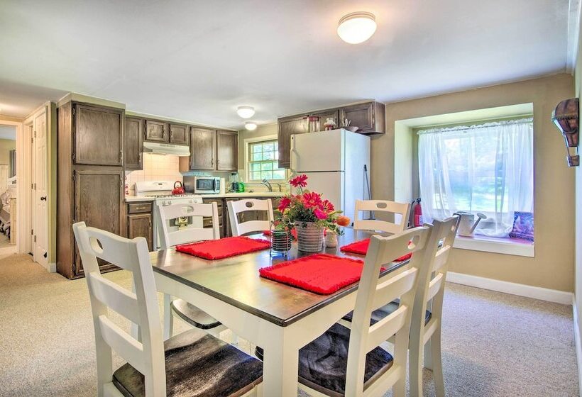 Charming Farm Cottage W/ Fire Pit + Grill!