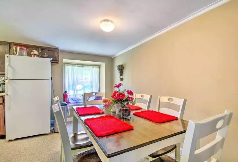 Charming Farm Cottage W/ Fire Pit + Grill!