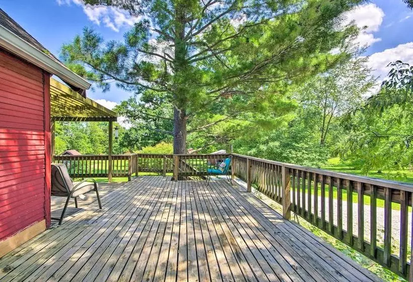 Charming Farm Cottage W/ Fire Pit + Grill!