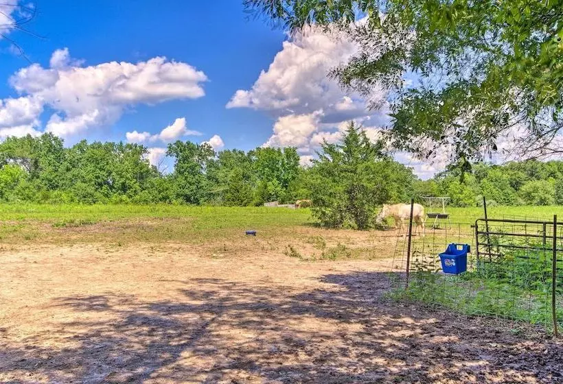 Charming Farm Cottage W/ Fire Pit + Grill!
