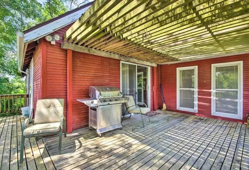 Charming Farm Cottage W/ Fire Pit + Grill!