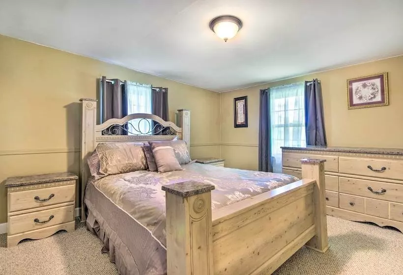 Charming Farm Cottage W/ Fire Pit + Grill!