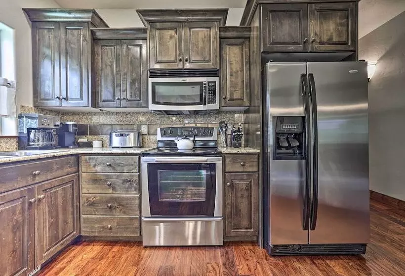 Chic House W/ Patio: 2 Blocks To Payette Lake!