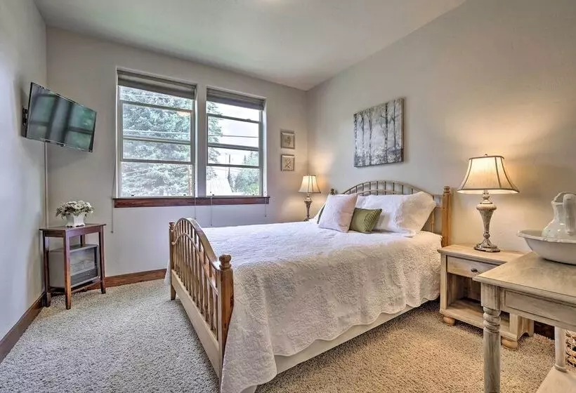 Chic House W/ Patio: 2 Blocks To Payette Lake!