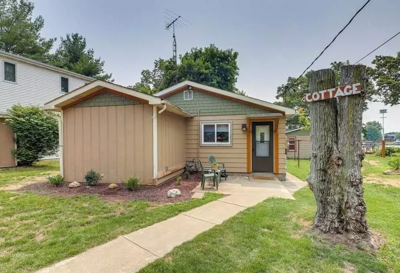 Lakefront Cottage W/ Deck Near Indiana Beach!