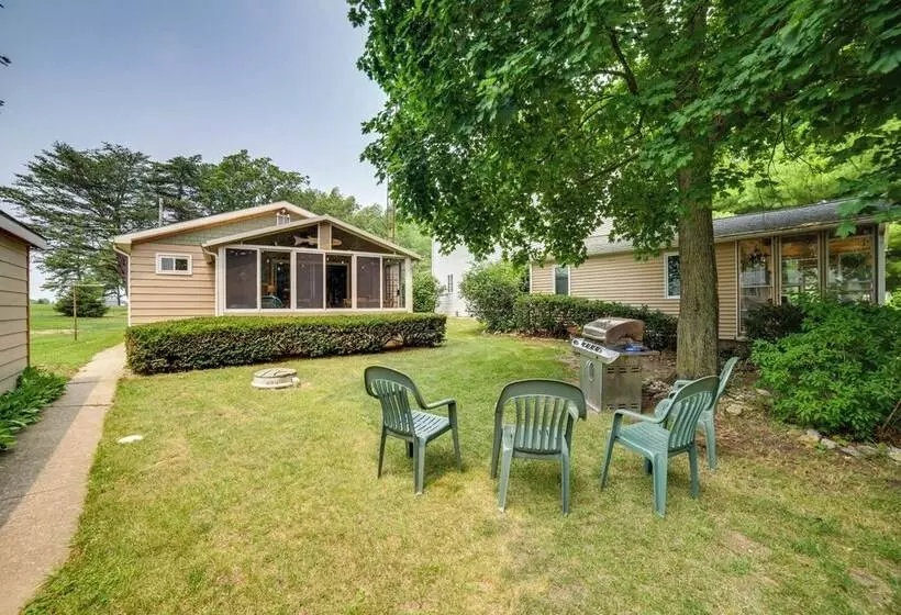 Lakefront Cottage W/ Deck Near Indiana Beach!