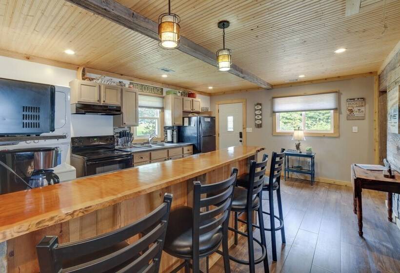 Lakefront Cottage W/ Deck Near Indiana Beach!