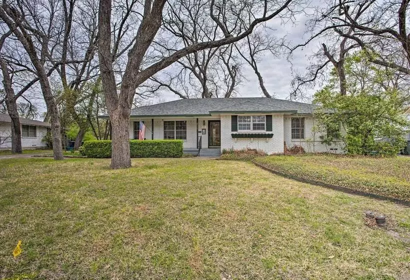 8 Mi To Lake Ray Hubbard: Creekside Garland Home