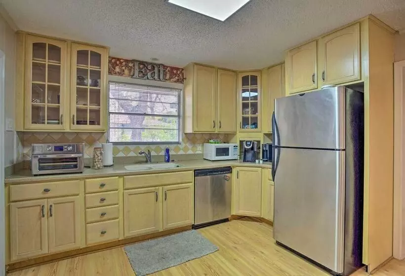 8 Mi To Lake Ray Hubbard: Creekside Garland Home