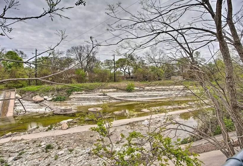 8 Mi To Lake Ray Hubbard: Creekside Garland Home