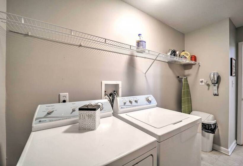 Hot Tub & Deck: Beech Mountain Family Cabin