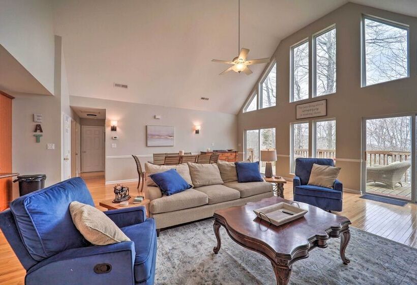 Hot Tub & Deck: Beech Mountain Family Cabin