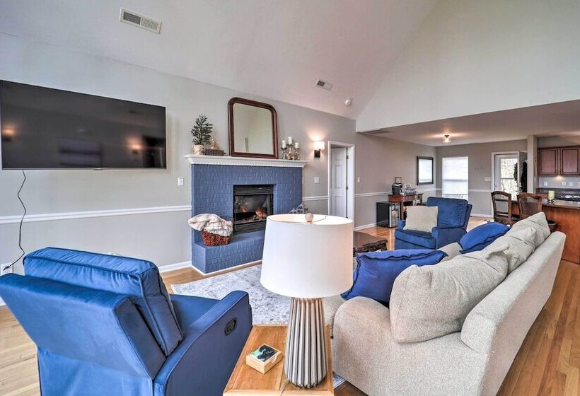 Hot Tub & Deck: Beech Mountain Family Cabin