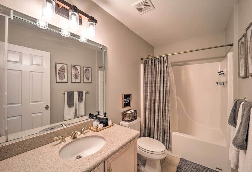 Hot Tub & Deck: Beech Mountain Family Cabin