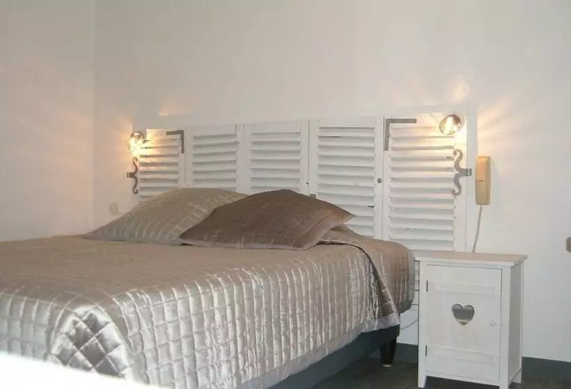 Hotelli Logis Hôtel Le Parasol