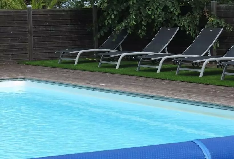 Hotelli Logis Hôtel Le Parasol