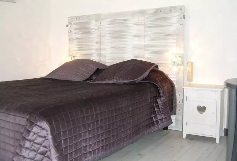 Hotelli Logis Hôtel Le Parasol