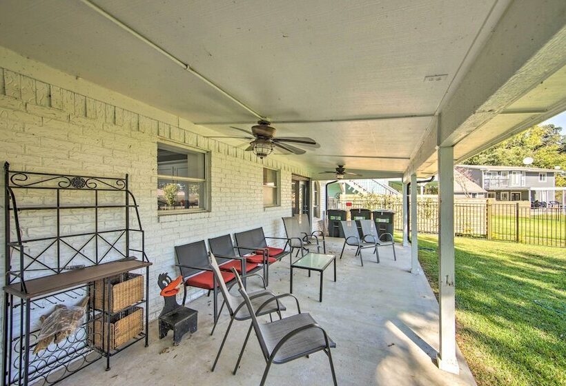 Lakefront Family Home, Recently Renovated!