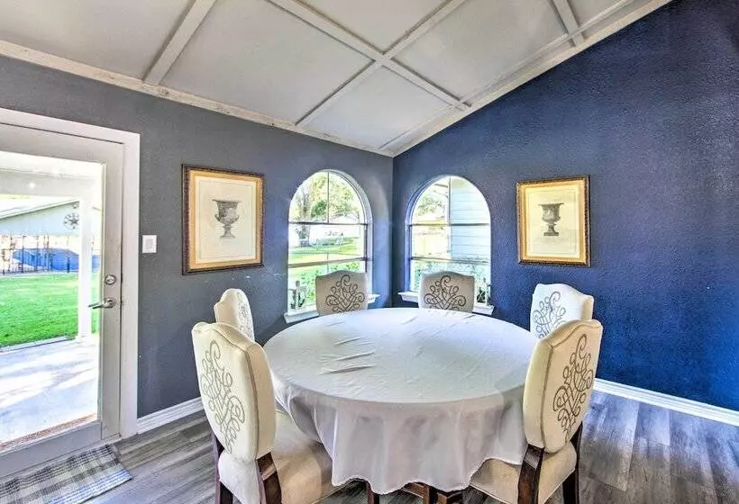 Lakefront Family Home, Recently Renovated!