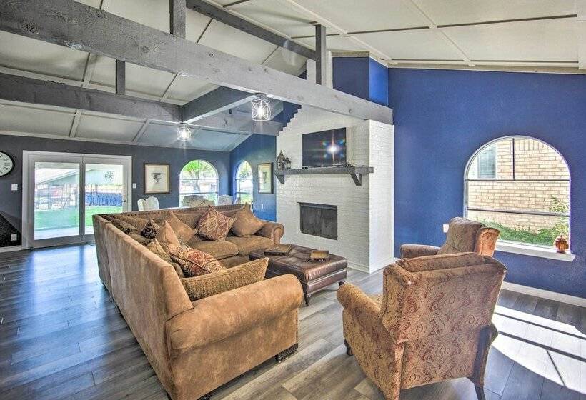 Lakefront Family Home, Recently Renovated!