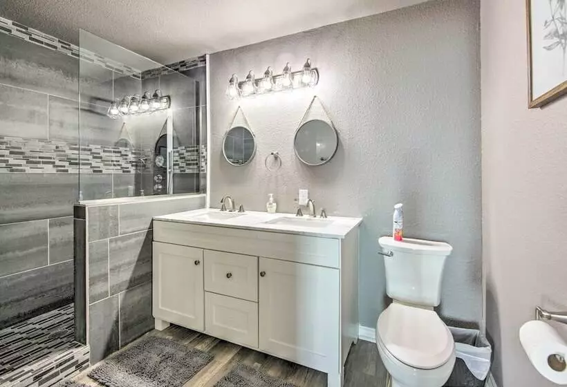 Lakefront Family Home, Recently Renovated!