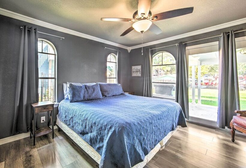 Lakefront Family Home, Recently Renovated!