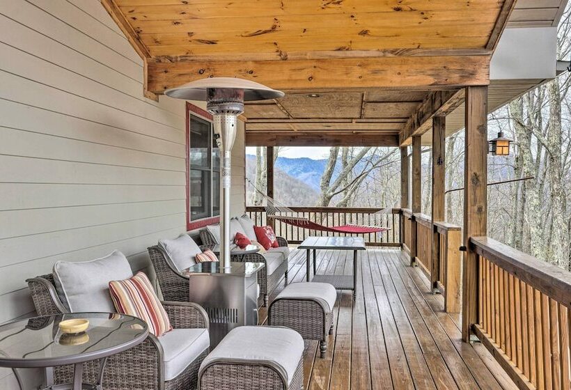 Maggie Valley Home W/ Mtn Views & Screened Porch!