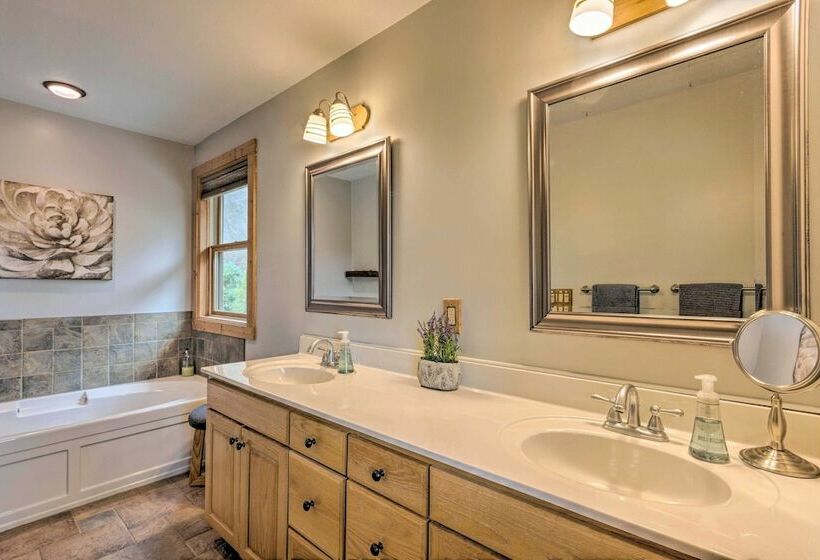 Maggie Valley Home W/ Mtn Views & Screened Porch!