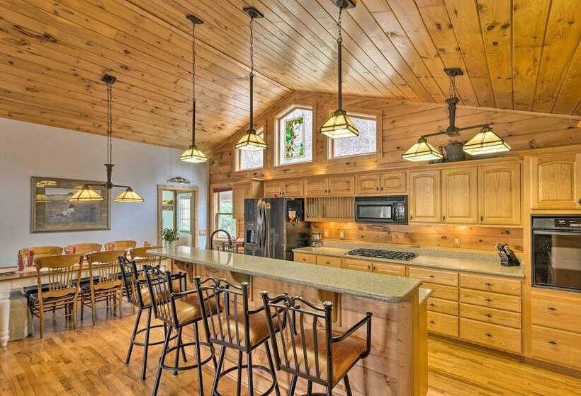 Maggie Valley Home W/ Mtn Views & Screened Porch!