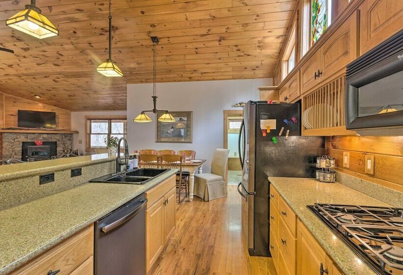 Maggie Valley Home W/ Mtn Views & Screened Porch!