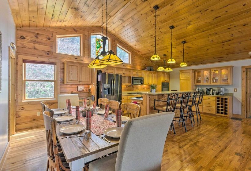 Maggie Valley Home W/ Mtn Views & Screened Porch!
