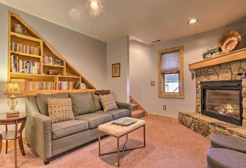 Maggie Valley Home W/ Mtn Views & Screened Porch!