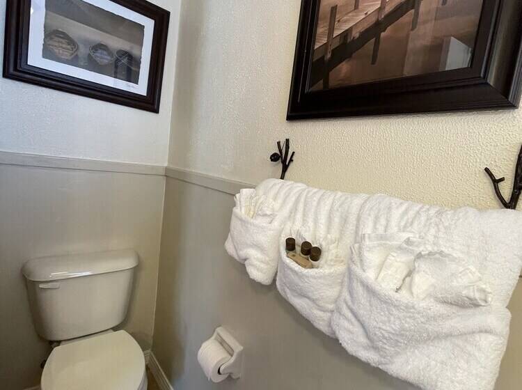 Mountain Harbor Queen Guest Room On Lake Ouachita By Redawning