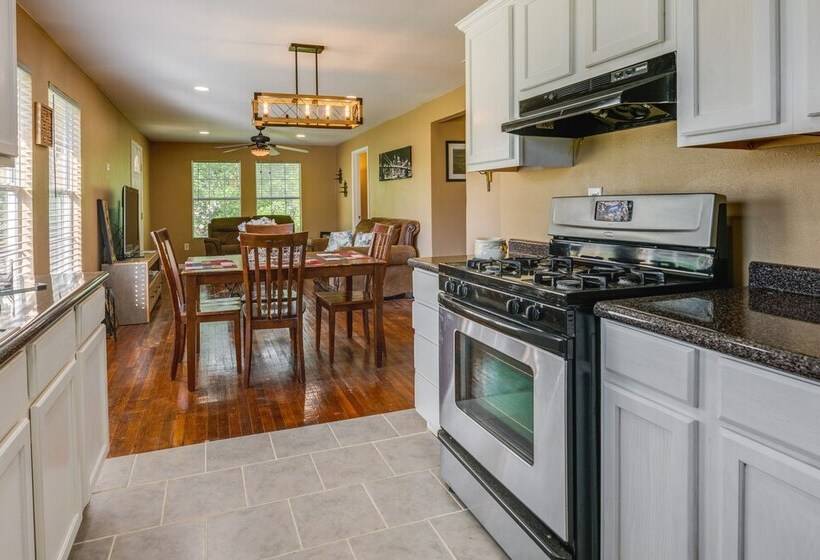 Pet Friendly Victoria Home Kayak, Fish & Golf!