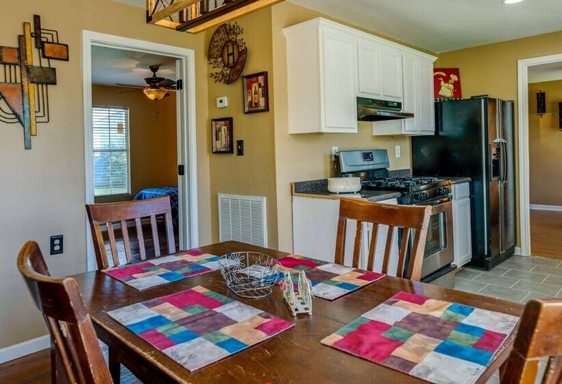 Pet Friendly Victoria Home Kayak, Fish & Golf!