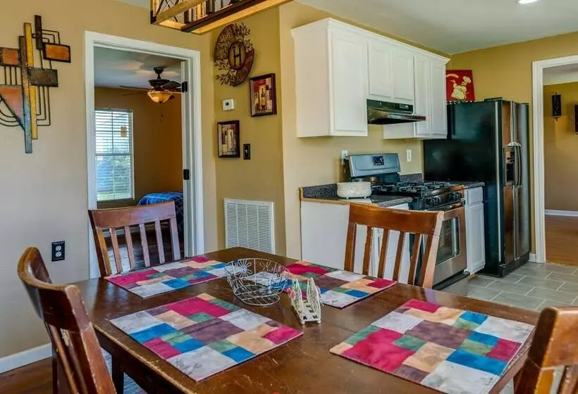 Pet Friendly Victoria Home   Kayak, Fish & Golf!