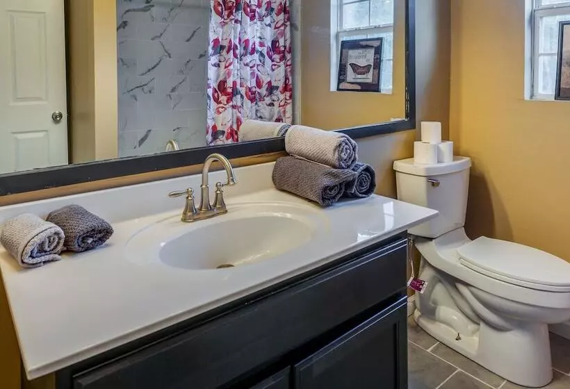 Pet Friendly Victoria Home   Kayak, Fish & Golf!