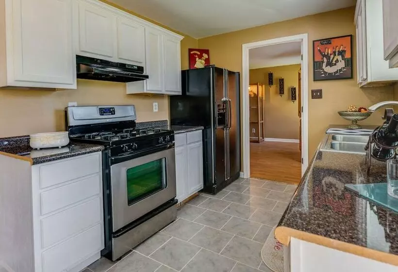 Pet Friendly Victoria Home   Kayak, Fish & Golf!