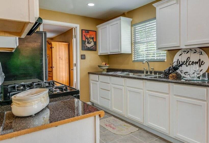 Pet Friendly Victoria Home Kayak, Fish & Golf!